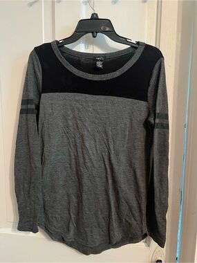 Rue21 Gray and Black Crew Neck Long Sleeve Sweater